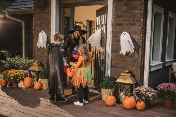 istock Halloween party at home 2172556758