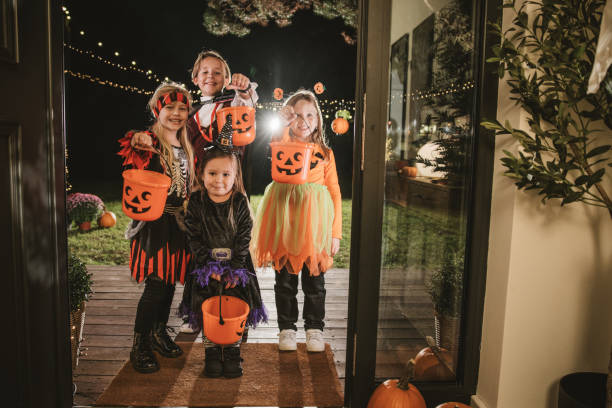 istock Halloween party at home 2172556888