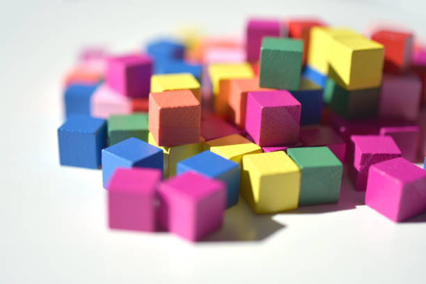 petits cubes de bois colorés