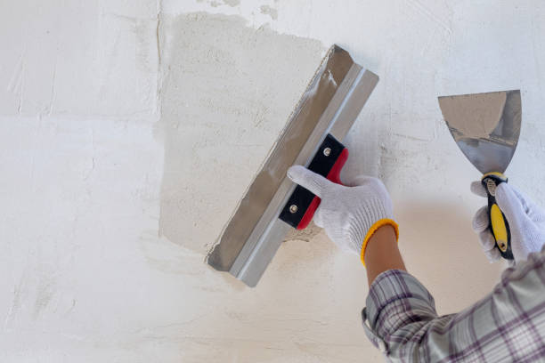 istock Concepts of puttying using a spatula on the wall. 2172703791