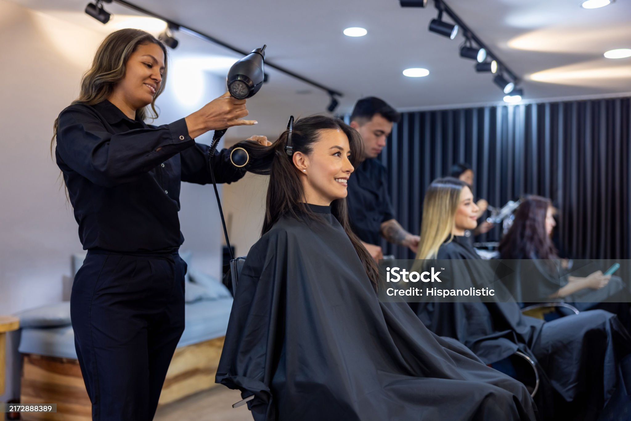 Tri najmodernije frizure za jesen 2025. za žene 50+: Elegancija, stil i lako održavanje Tri najmodernije frizure za jesen 2025. za žene 50+: Elegancija, stil i lako održavanje