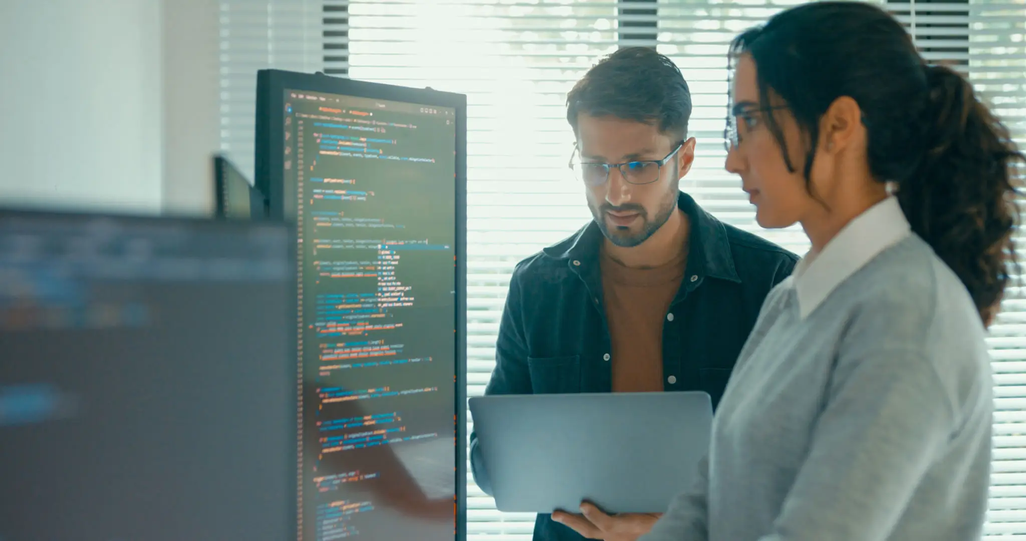 컴퓨터와 파이썬으로 배우는 언어 프로그래밍 2 Software engineering team engaged in problem-solving and code analysis for web development in modern office. Software developer, artificial intelligence and programming.