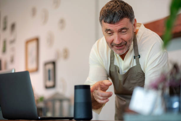 A dynamic store owner engages with an artificial intelligence system on laptop to effectively manage stock levels in home decor shop. Surrounded by a vibrant array of merchandise, exemplifies the integration of technology in small business operations, enhancing efficiency and sustainability. el propietario de una tienda dinámica se involucra con un sistema de inteligencia artificial en una computadora portátil para administrar de manera efectiva los niveles de existencias en la tienda de decoración para el hogar. rodeado de una vibrante var