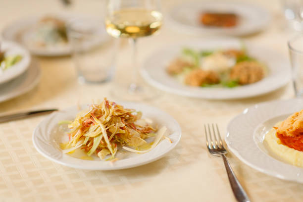 In front of the dining table, the chef places exquisite dishes in front of the diners on plates.
