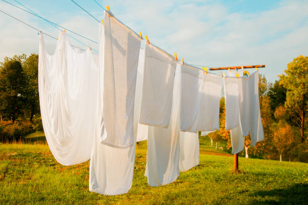 linen hanging on the clothesline and dried - corde à linge photos et images de collection