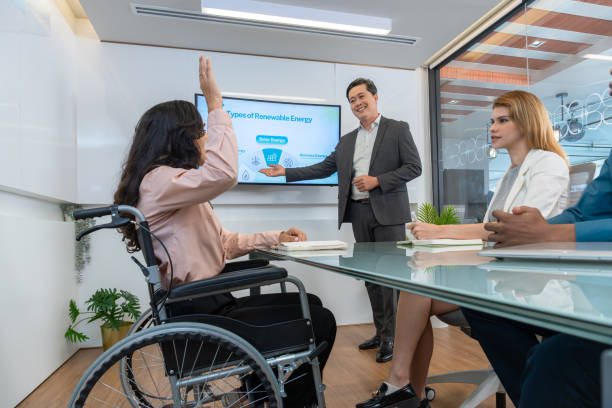Multiracial and diverse colleague having the weekly discussion in the modern meeting room showcasing teamwork and collaboration. The scene captures a corporate culture of determination, confidence, and employee engagement. colega multirracial y diverso que tiene la discusión semanal en la moderna sala de reuniones que muestra el trabajo en equipo y la colaboración. la escena captura una cultura corporativa de determinación, confianza y compromiso de los empleados.