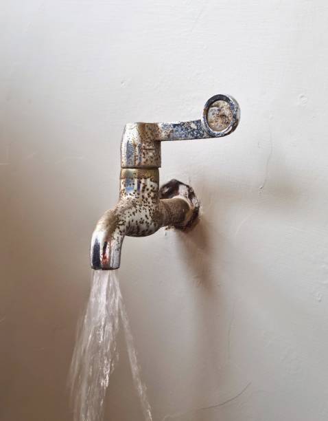 istock Water flow from rusty garden faucet 2173497445