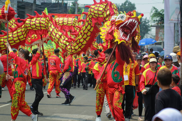 Chinese descendants participate in the Gotong Toapekong cultural procession in Tangerang City, Banten, Saturday (21/9/2024). The cultural procession, which is held every 12 years or every dragon year, is a tradition of the Chinese community in Tangerang City and has been designated as an Intangible Cultural Heritage of Indonesia.