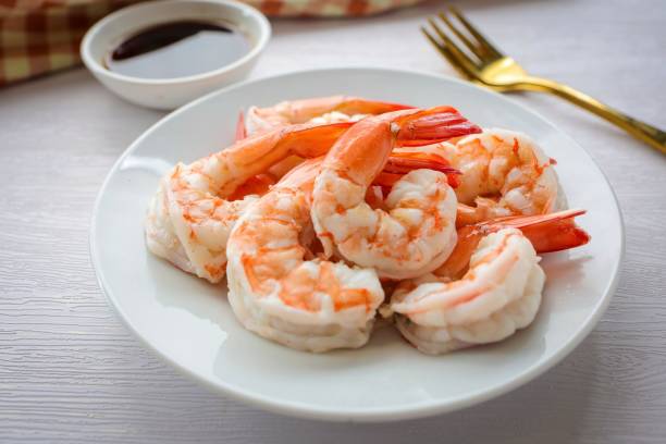 főtt garnélarák fehér kerámia lemezen, fehér alapon - cooked témájú stock jellegű vizuális alkotások, jogdíjmentes fotók és képek
