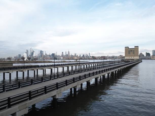 NYC skyline. Manhattan view from New Jersey, NYC skyscraper. Drone aerial view of New York City. Big Apple. NYC panorama from Hudson. Cityscape landmark. Lower Manhattan NYC horizonte de la ciudad de nueva york. vista de manhattan desde el rascacielos de nueva jersey, nueva york. vista aérea de dron de la ciudad de nueva york. gran manzana. panorama de la ciudad de nueva york desde hudson. monumento del paisaje urbano. bajo m