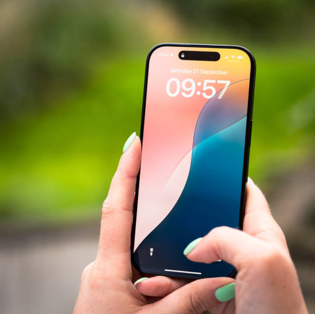 korzystanie z iphone'a 16 pro - iphone zdjęcia i obrazy z banku zdjęć