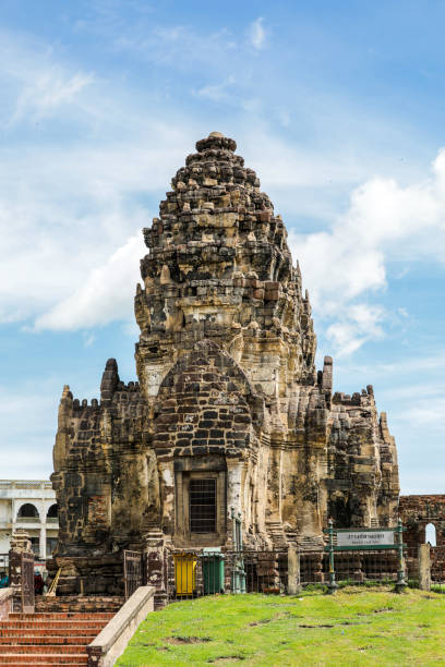 Phra Prang Sam Yot, Lopburi, built of sandstone and laterite, is Hindu. Later, it was converted into a Buddhist temple, and there are still ruined Lopburi Buddha images left as evidence.