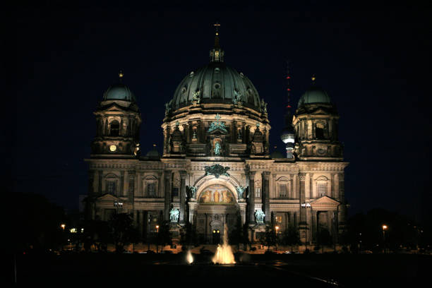 This is a view of the Berlin Cathedral at night. It has Renaissance and Baroque Revival elements.
