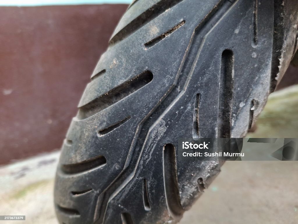 tire : A tire is a rubber ring that encircles a wheel, providing traction, stability, and cushioning for vehicles, enhancing safety and performance on various terrains. - Lizenzfrei Am Rand Stock-Foto tire : A tire is a rubber ring that encircles a wheel, providing traction, stability, and cushioning for vehicles, enhancing safety and performance on various terrains. - Lizenzfrei Am Rand Stock-Foto