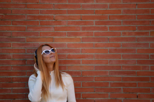 istock Listen music outdoors 2173745259
