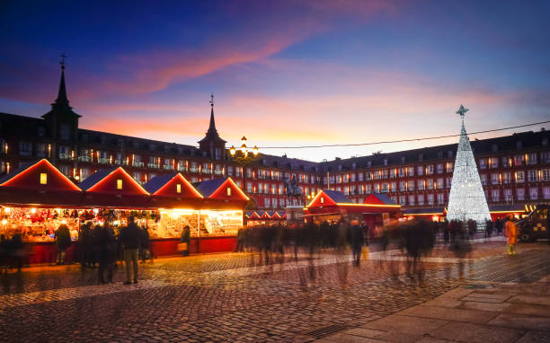 osvětlené vánoční stánky na madridském náměstí plaza mayor - madrid - stock snímky, obrázky a fotky