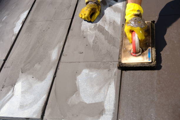 istock A plasterer polishes the parquet floor 2173806978