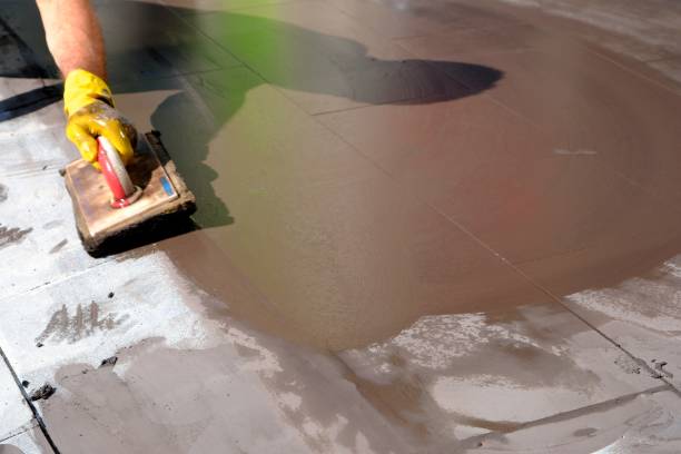 istock A plasterer polishes the parquet floor 2173807324