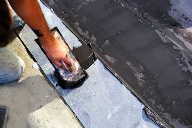 istock A plasterer polishes the parquet floor 2173807356