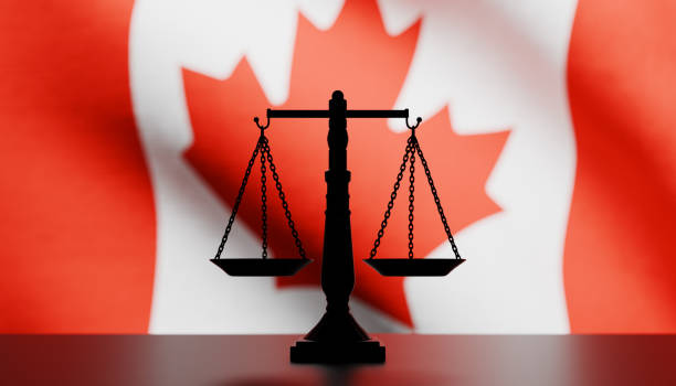 échelle de justice en silhouette devant un drapeau canadien - culture canadienne photos et images de collection