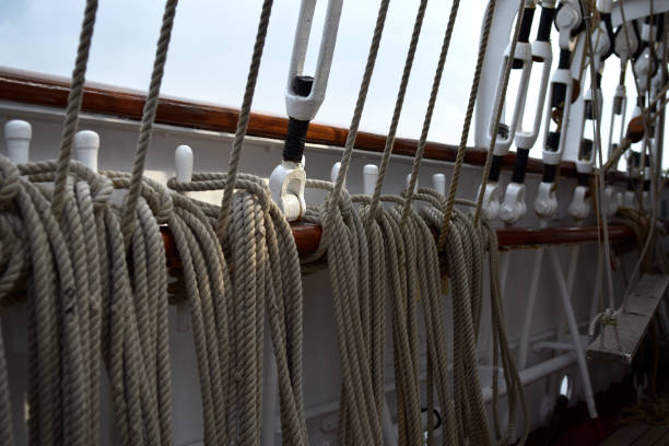Voilier, cordages, gréement, voile, barre, bout, pont, poulies, etc…