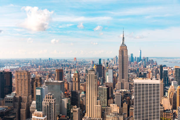 new york city skyline on a sunny day - midtown-manhattan imagens e fotografias de stock