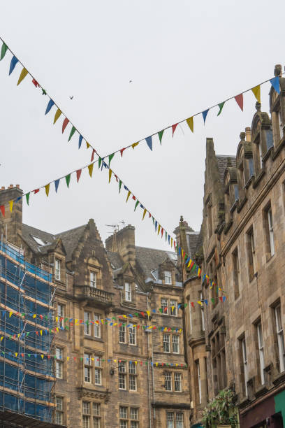 istock die stadt Edinburgh in schottland im Nebel 2174006146