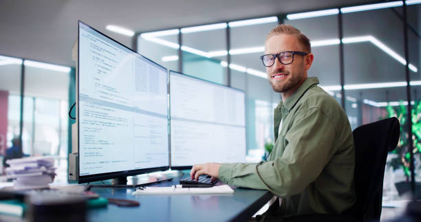 programador informático escribir código de programa en el equipo - programador de informática fotografías e imágenes de stock