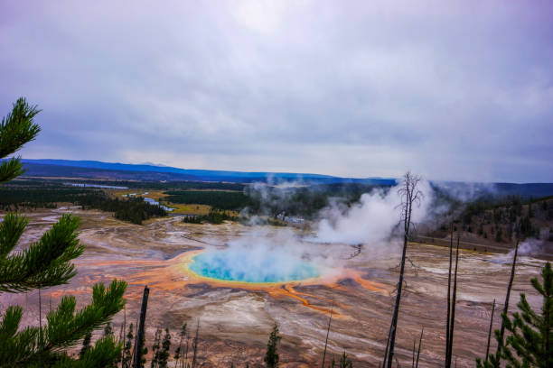 Yellowstone National Park, unique landscapes, geothermal features, Old Faithful Geyser, Yellowstone Lake, Grand Canyon of the Yellowstone, hot springs, mud pots, sulfur springs, mineral deposits, wildlife, bison, elk, bear, wolf, forest, river, waterfall, volcanic activity, natural wonder
