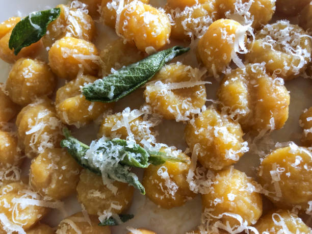 Gnocchi de Abóbora Dourado com Manteiga e Sálvia - receita deliciosa profissional - passo 2