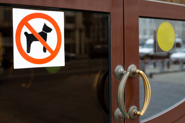Sticker prohibiting entry with pet in building door