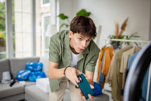 Có nên thay ốp lưng điện thoại thường xuyên không?