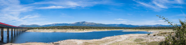 The Burguillo reservoir is formed with the waters of the Alberche River. The reservoir occupies part of the municipalities of El Tiemblo, El Barraco and Navaluenga.In summer the water level drops a lot, there is a big difference between spring and autumn.It is located between mountains, being the view of the Sierra de Gredos the most spectacular. The best way to get there is by the road from Navaluenga to El Tiemblo.