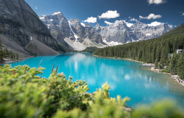 beautiful moraine lake at banff national park. alberta, canada - parque-nacional-de-banff imagens e fotografias de stock