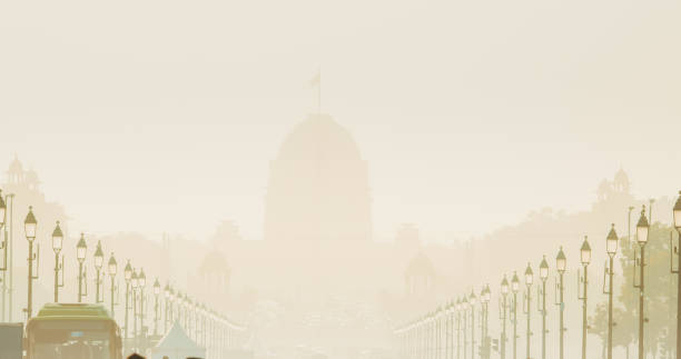 New Delhi, Delhi, India. Kartavya Path, Rajpath Area. Toxic smog cloud covered city. City Central Park. Ceremonial Boulevard Rajpath Or Kartavya Path Was Named Kingsway. Popular Public Space For Tourists In New Delhi. . nueva delhi, delhi, india. camino de kartavya, área de rajpath. ciudad cubierta de nubes de smog tóxico. parque central de la ciudad. el bulevar ceremonial rajpath o el camino kartavya se llamaba kingsway. espacio público popular para turistas en nueva