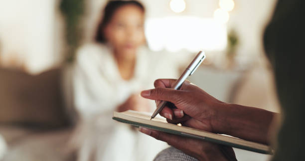 mains, thérapeute et rédaction pour conseiller un patient souffrant de dépression, évaluation psychologique et rapport médical. femme, psychologue et document pour les questions d’observance, les informations sur les progrès et l’aide - séance de psychothérapie photos et images de collection