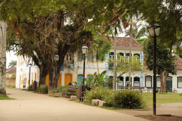 istock Public square garden with colonial buildings in background 2175250213