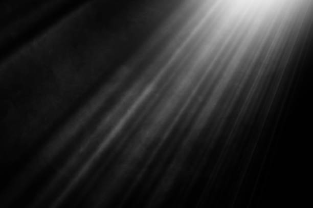 стокові фото, фото роялті-фрі та зображення на тему білий і сірий дим на чорному тлі зі світлими променями - промінь світла