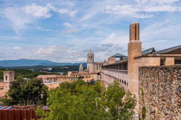 pohled shora na staré město girona. katalánsko. historická architektura. - girona - stock snímky, obrázky a fotky