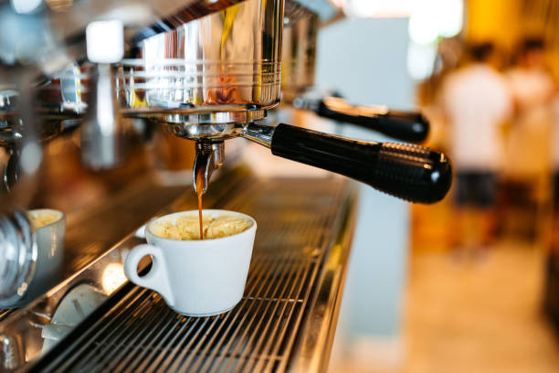 kaffee, der in einem café in eine tasse gegossen wird - coffee shop stock-fotos und bilder