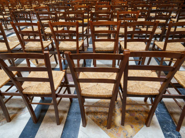 Alignement de chaises dans l’église de la Madeleine à Paris.