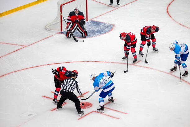 istock Face Off during Ice Hockey Match 2176074605