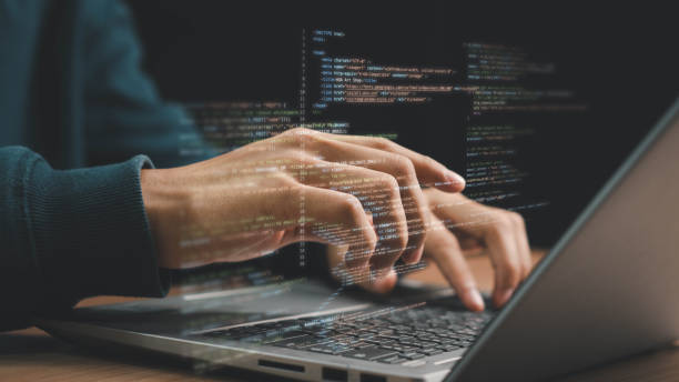 conceito de desenvolvimento de software. mãos digitando no laptop com código de programação na tela, representando o desenvolvimento de software. perfeito para codificação, soluções de ti, tecnologia digital, aplicativos da web. - codificação - fotografias e filmes do acervo