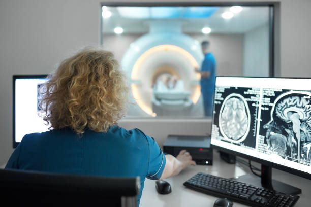 sala di controllo della procedura di scansione mri. - rmn foto e immagini stock
