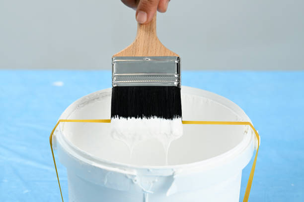 istock Lifehacks; Brush Off Excess Paint with a Rubber Band 2176343667