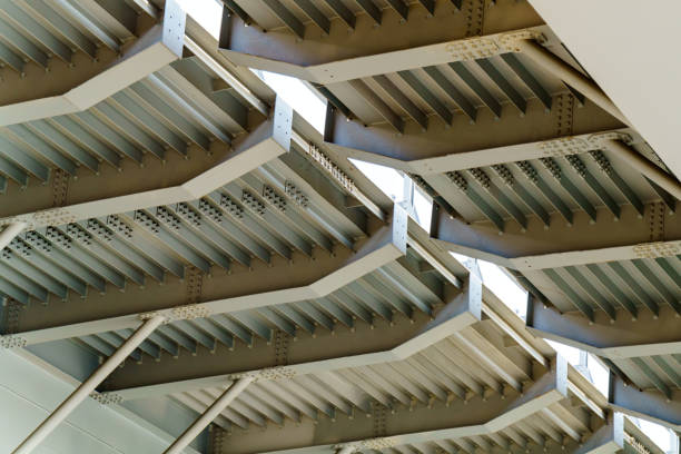 Beneath massive automotive bridges, intricate interplay of steel concrete creates a striking perspective. architecture showcases engineering prowess, emphasizing both functionality aesthetic beauty debajo de los enormes puentes automotrices, la intrincada interacción del hormigón de acero crea una perspectiva sorprendente. la arquitectura muestra la destreza de la ingeniería, enfatizando tanto la funcionalidad como la belleza estética
