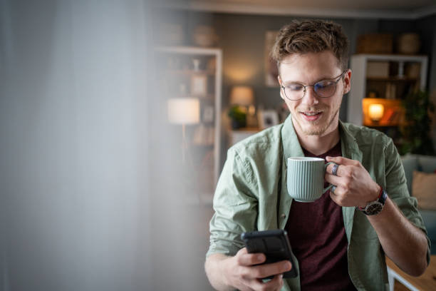 istock I actively use my mobile during the day 2176490542