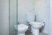 modern-clean-and-bright-full-bathroom.jpg?b=1&s=170x170&k=20&c=5rk4qtfxnhscNkTgigD9g9wpCARDyRqRgx1XRqo6Afc=