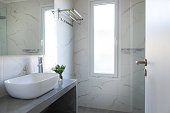 modern-clean-and-bright-full-bathroom.jpg?b=1&s=170x170&k=20&c=4-8IAlDRfBrp7uqgqaQKjAlECPdmmnr6yHrx8qiLiAU=