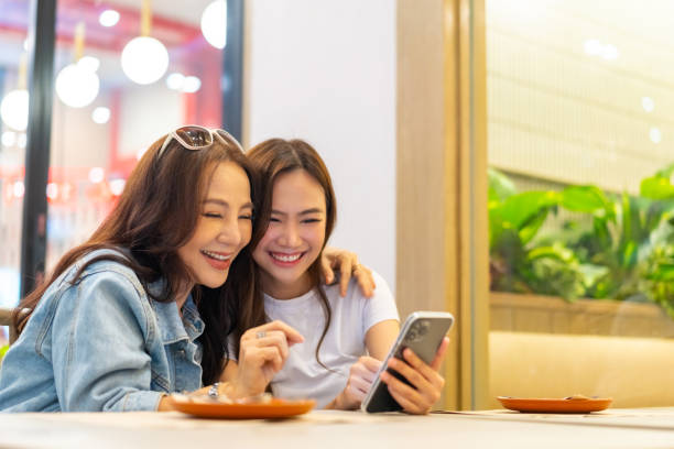 istock Asian mother and daughter using smartphone together. 2176542227